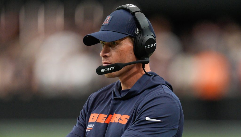 Bears coach Ben Johnson's uncomfortable halftime interview with CBS' Aditi Kinkhabwala goes viral